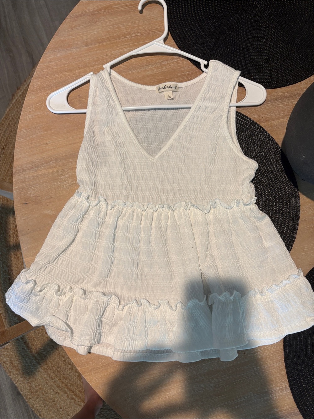 Derek Heart White Textured V-Neck Ruffle Tank Camisole